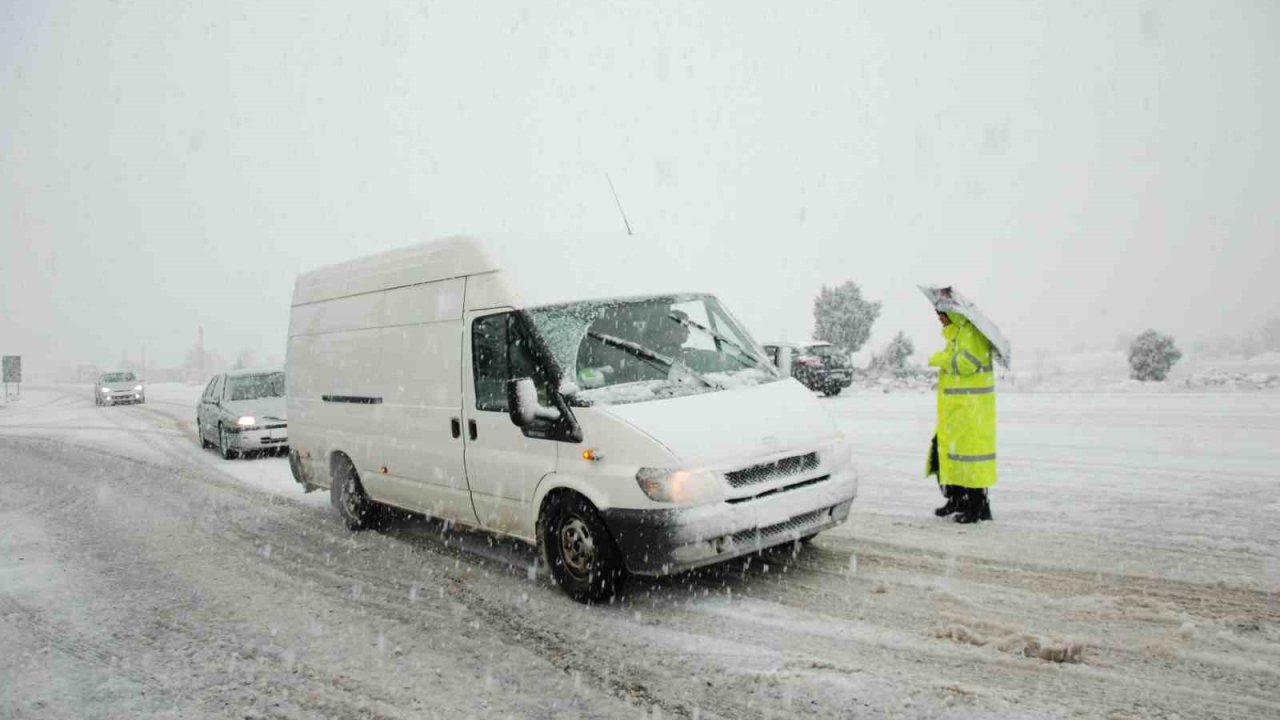Alacabel’de kar yağışı etkisini sürdürüyor, kar kalınlığı yer yer 30 santimetreye ulaştı