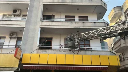 Alanya’da 3 katlı binada yangın paniği