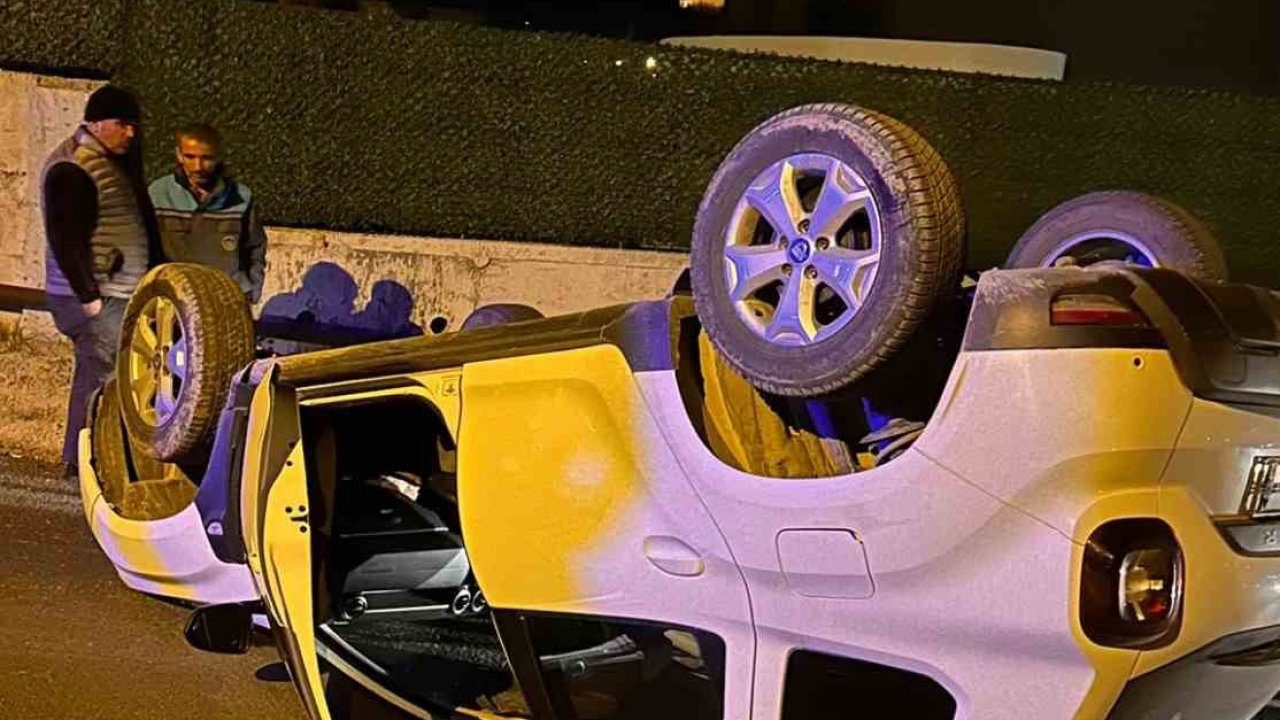 Alanya’da beton bariyerlere çarpan otomobil takla attı: 1 yaralı