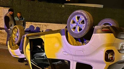 Alanya’da beton bariyerlere çarpan otomobil takla attı: 1 yaralı