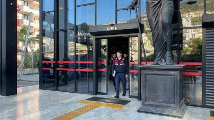 Alanya’da görevli polislerin üzerine motosiklet sürdüler, kayıta aldıkları görüntüleri sosyal medyada paylaştılar