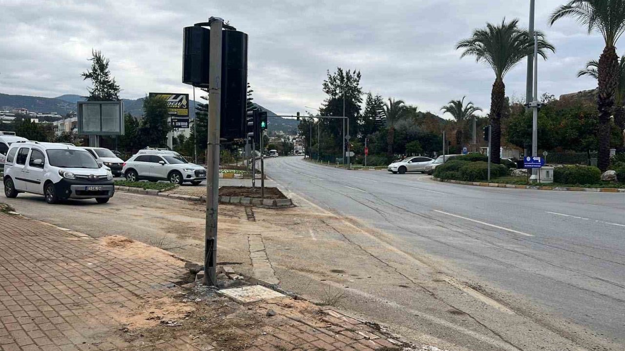 Alanya’da kamyon ile çarpışan genç motosikletli hayatını kaybetti