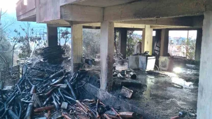 Alanya’da müstakil evin odunluğunda çıkan yangını itfaiye söndürdü
