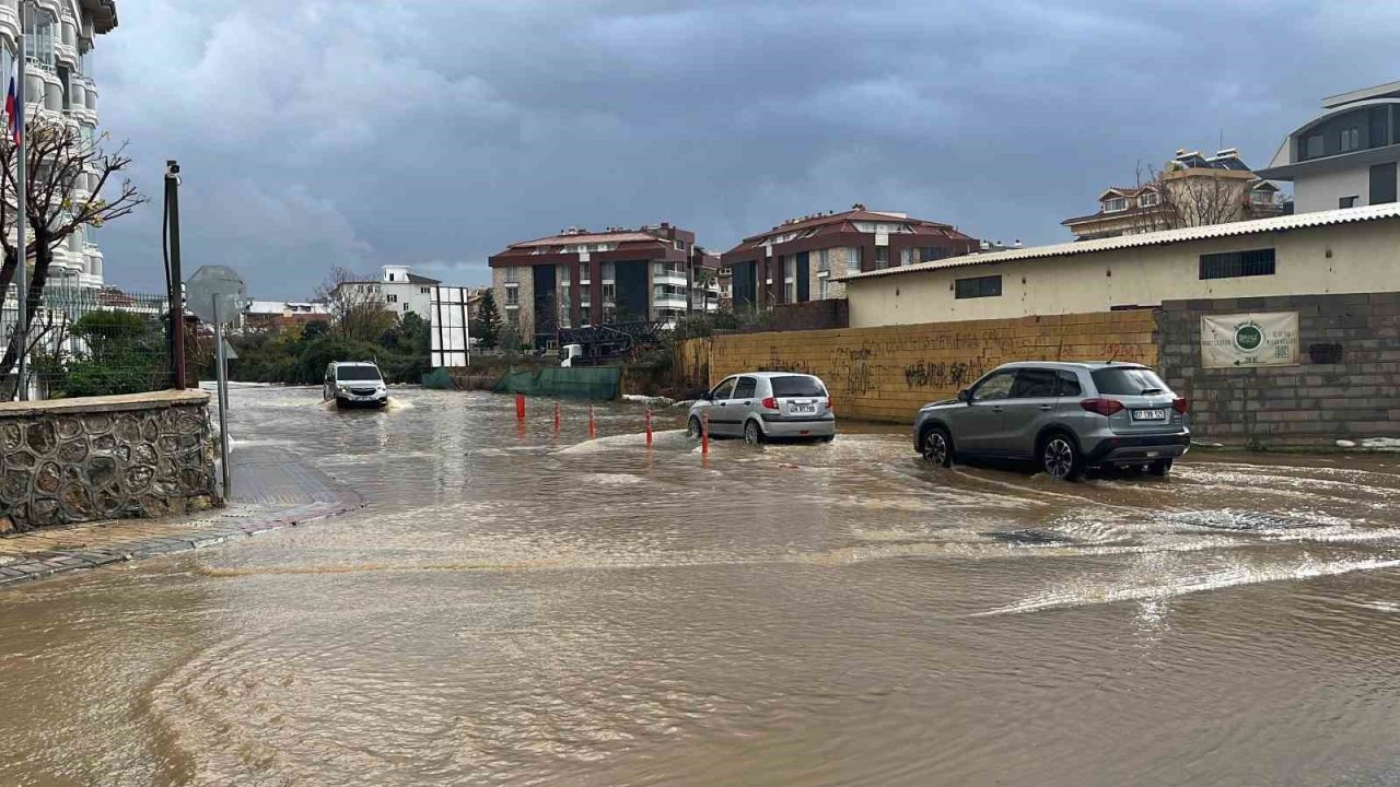 Alanya’da yağmur , dolu ve fırtına hayatı olumsuz etkiledi