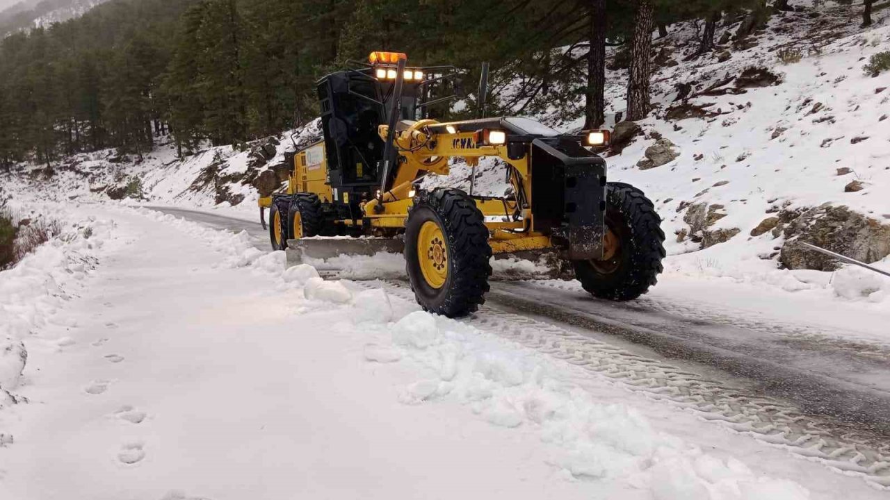 Alanya’nın yüksek kesimlerinde karla mücadele çalışması sürüyor