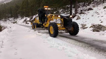Alanya’nın yüksek kesimlerinde karla mücadele çalışması sürüyor
