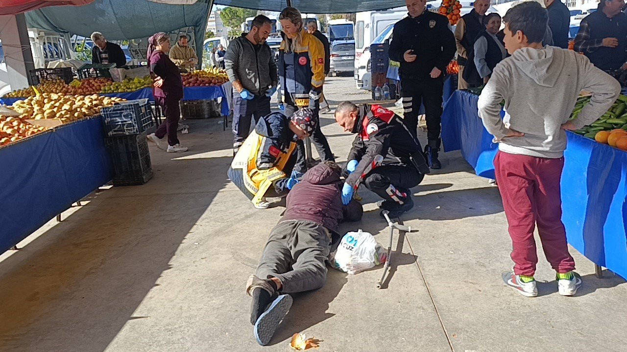 Alkolün etkisiyle pazaryerinde sızdı, vatandaşlar uyandıramayınca polis ve sağlık ekipleri müdahale etti