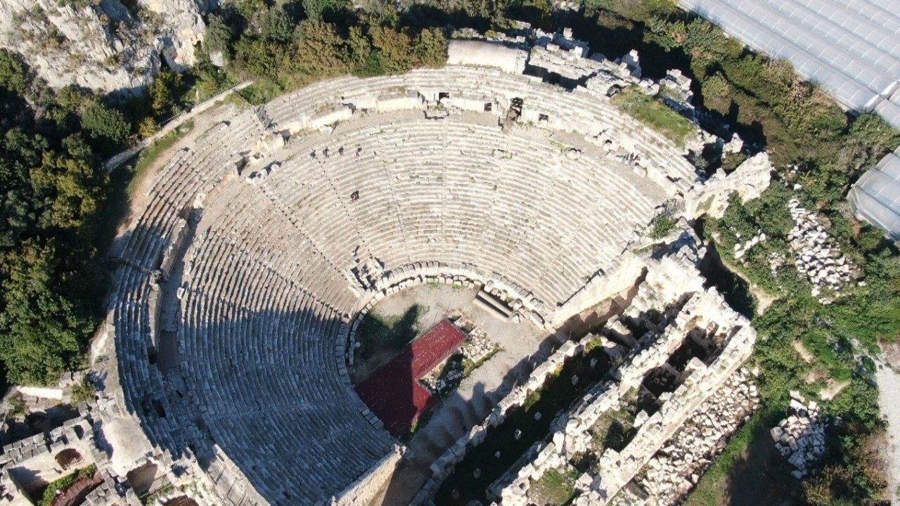 Alüvyonlarla örtülü Anadolu’nun Pompei’si Myra’da kazılar özel mülkiyet sınırlarında ilerliyor