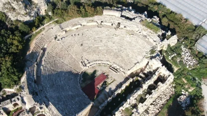 Alüvyonlarla örtülü Anadolu’nun Pompei’si Myra’da kazılar özel mülkiyet sınırlarında ilerliyor