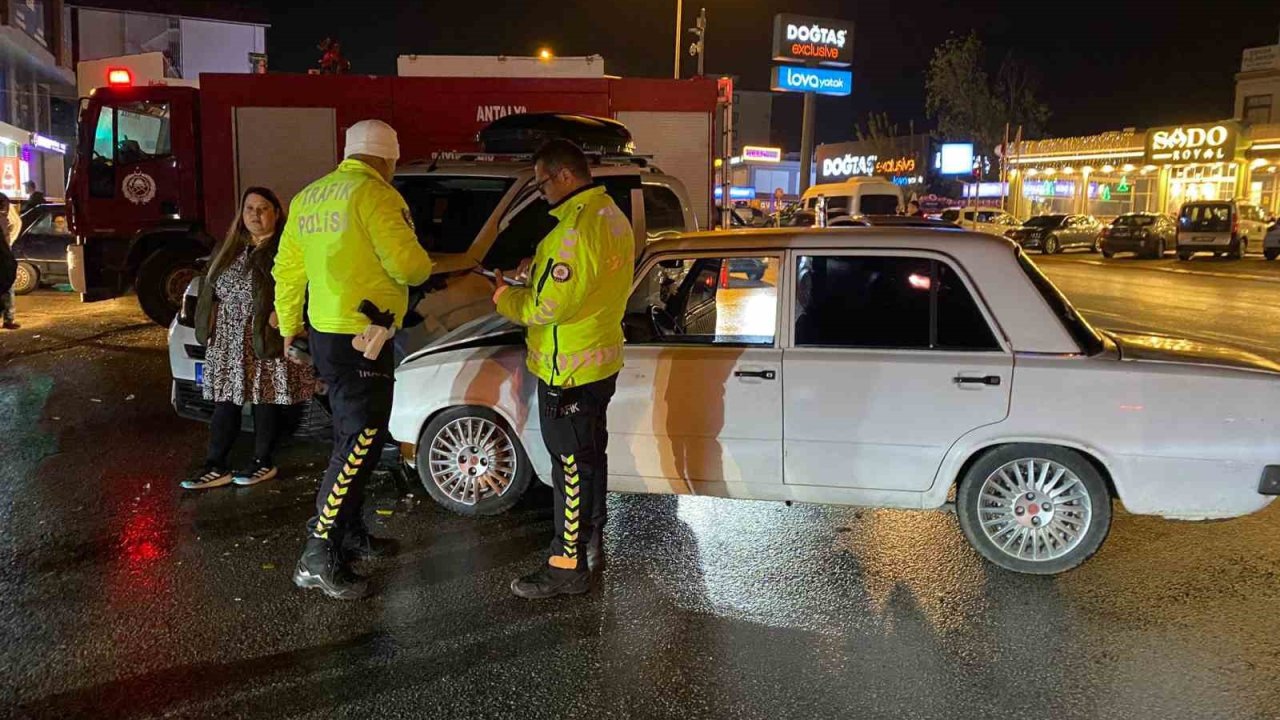 Antalya iki otomobilin çarpıştığı ve 3 kişinin yaralandığı kaza anı kamerada
