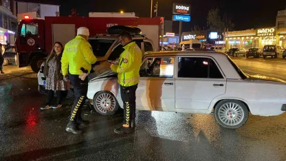 Antalya iki otomobilin çarpıştığı ve 3 kişinin yaralandığı kaza anı kamerada