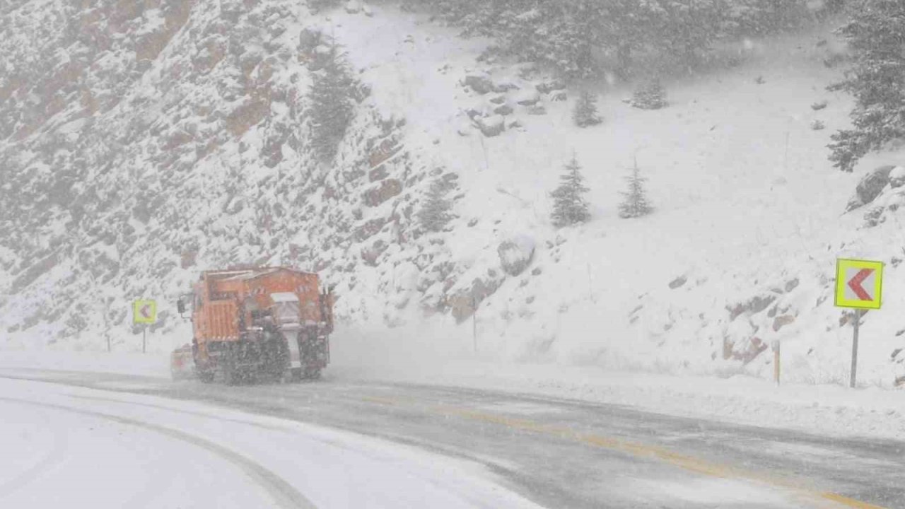 Antalya-Konya kara yolunda kar yağışı aralıklarla devam ediyor