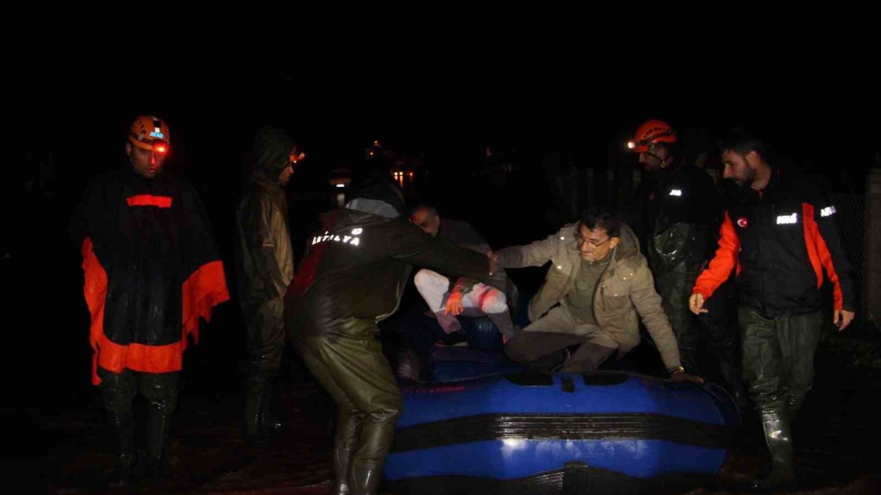 Antalya Kumluca’da sağanak yağış tarım arazilerini sular altında bıraktı, araçta mahsur kalan sürücü botla kurtarıldı