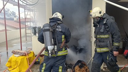 Antalya’da 5 katlı apartmanın çatı katında korkutan yangın