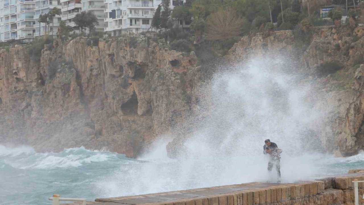 Antalya’da çatı uçtu, aracın üzerine tabela devrildi, elektrik telleri koptu