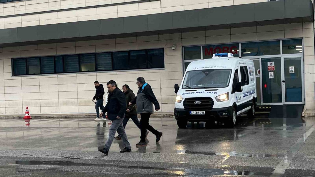 Antalya’da evinde silahla vurulmuş halde ölü bulunan kişinin cenazesi teslim alındı