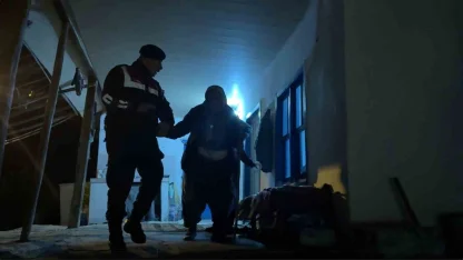 Antalya’da evleri tehdit eden orman yangını kontrol altına alındı