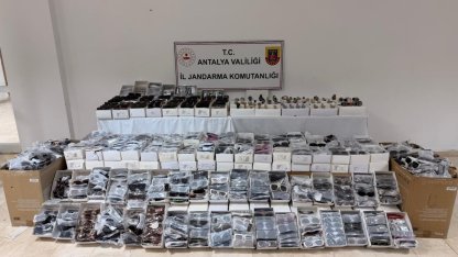 Antalya’da gümrük kaçağı güneş gözlüğü ve saat ele geçirildi
