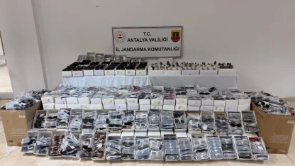 Antalya’da gümrük kaçağı güneş gözlüğü ve saat ele geçirildi