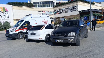 Antalya’da iki otomobilin çarpıştığı kazada aynı aileden 3 kişi yaralandı