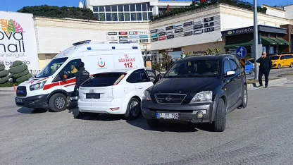 Antalya’da iki otomobilin çarpıştığı kazada aynı aileden 3 kişi yaralandı