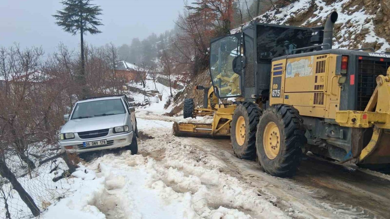 Antalya’da karla mücadele: Yüksek kesimlerde mahsur kalan araçlar kurtarıldı
