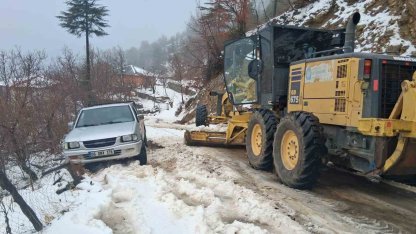 Antalya’da karla mücadele: Yüksek kesimlerde mahsur kalan araçlar kurtarıldı