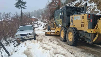 Antalya’da karla mücadele: Yüksek kesimlerde mahsur kalan araçlar kurtarıldı