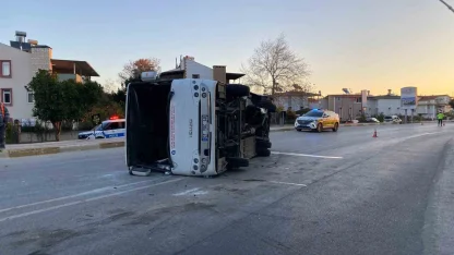 Antalya’da midibüs ile otomobil çarpıştı: 3 yaralı
