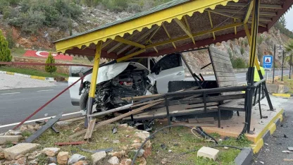 Antalya’da otomobil jandarma bekleme noktasına çarptı: 4 yaralı