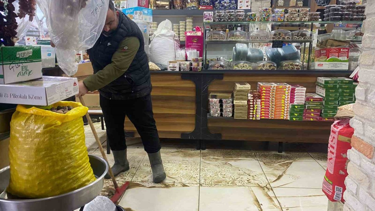 Antalya’da sağanak hayatı felç etti: İş yerleri su basan esnaf sabahın ilk ışığıyla temizliğe başladı