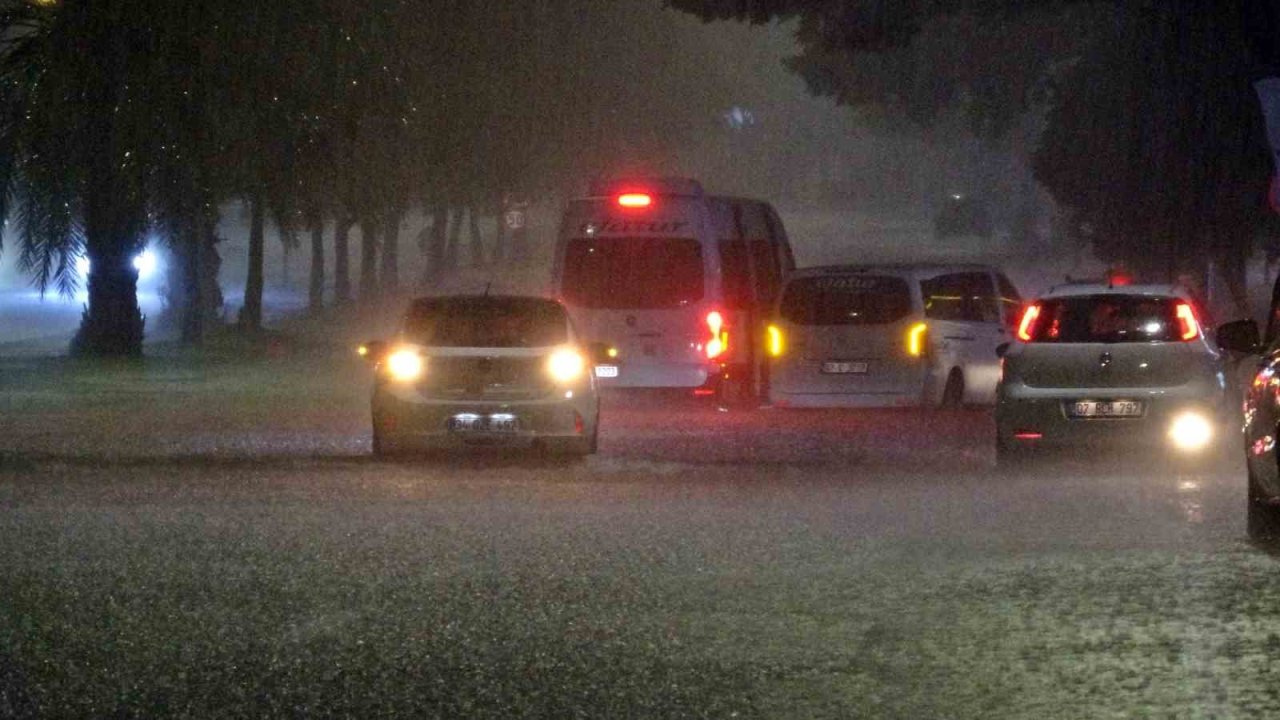 Antalya’da sağanak yolları göle döndürdü, araçların mahsur kaldığını gören diğer sürücüler kaldırımlardan ilerledi