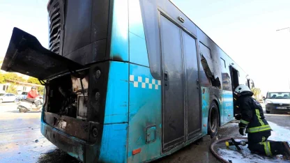 Antalya’da seyir halindeki halk otobüsü alevlere teslim oldu