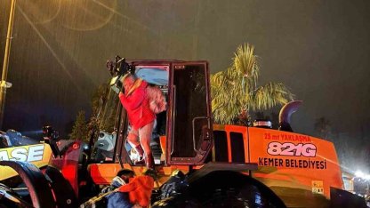 Antalya’da taşkında evlerinde mahsur kalan 4 çocuk ve yaşlı kadın pansiyona yerleştirildi