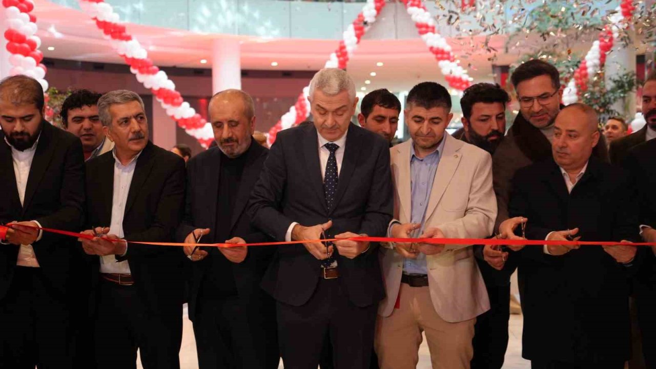 Antalya’da teknoloji indirimi izdihama yol açtı: 10 saat yağmur altında beklediler