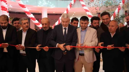 Antalya’da teknoloji indirimi izdihama yol açtı: 10 saat yağmur altında beklediler