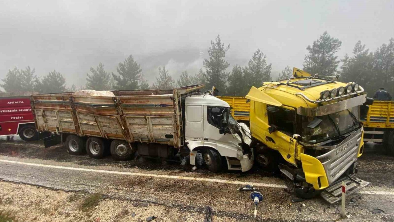Antalya’da tır ile kamyon kafa kafaya çarpıştı: 1 ölü, 1 ağır yaralı