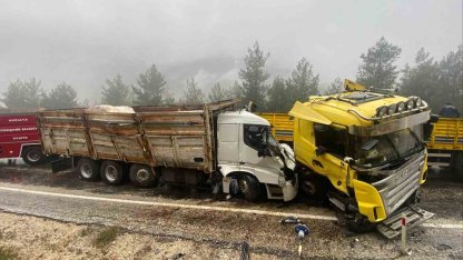 Antalya’da tır ile kamyon kafa kafaya çarpıştı: 1 ölü, 1 ağır yaralı