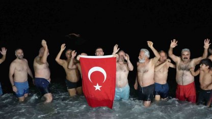 Antalya’de ritüel bozulmadı, deniz tutkunları 2026’ya da denizde girdi