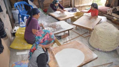 Antalyalı kadınların imece usulü yufka ekmek mesaisi