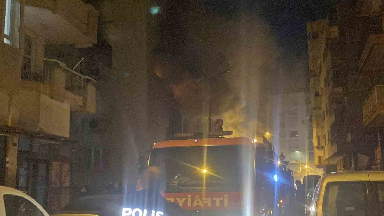 Apartman dairesi küle döndü, ev sahibi komşuların yardımıyla evden çıkartıldı