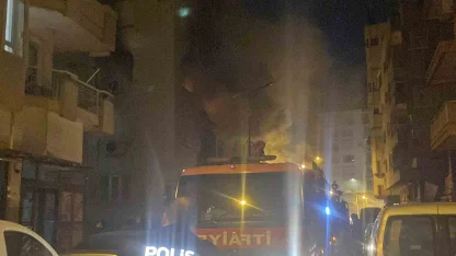 Apartman dairesi küle döndü, ev sahibi komşuların yardımıyla evden çıkartıldı