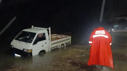 Araçta mahsur kalma ihbarına giden itfaiye teşekkür yerine sitemle karşılaştı