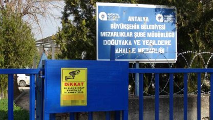 Babasının mezarındaki çiçekleri söküp uyuşturucu sakladılar