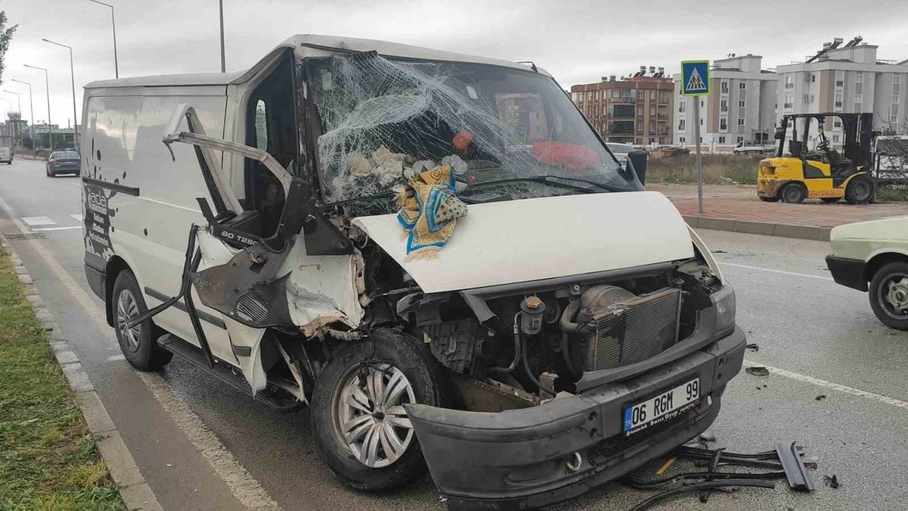 Bir anlık dalgınlıkla önünde ilerleyen kamyonete çarptı: 3 yaralı