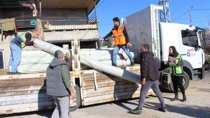 Büyükşehir Belediyesi’nden hortumdan zarar gören üreticiye destek