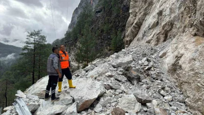 Büyükşehir ekiplerinden Alacami yolunda heyelan çalışması