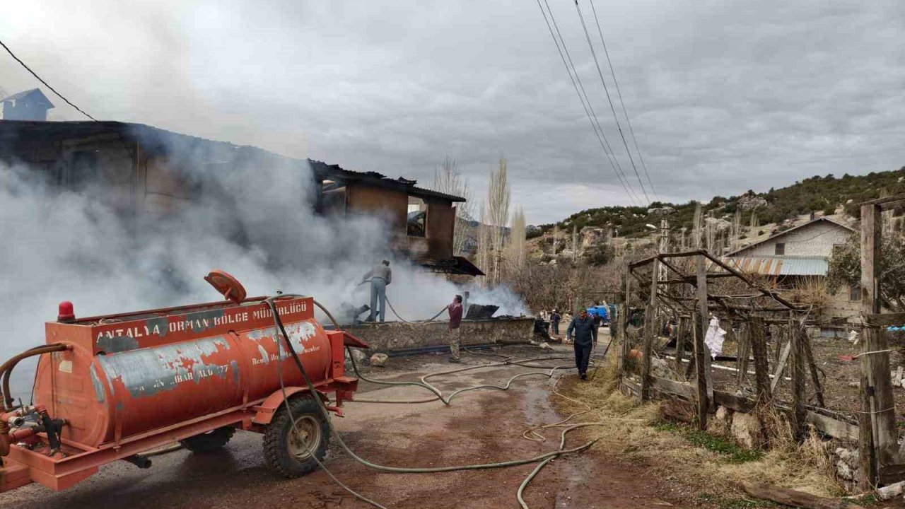 Çıkan yangında ev küle döndü, 1 kişi dumandan etkilendi, 3 hayvan telef oldu
