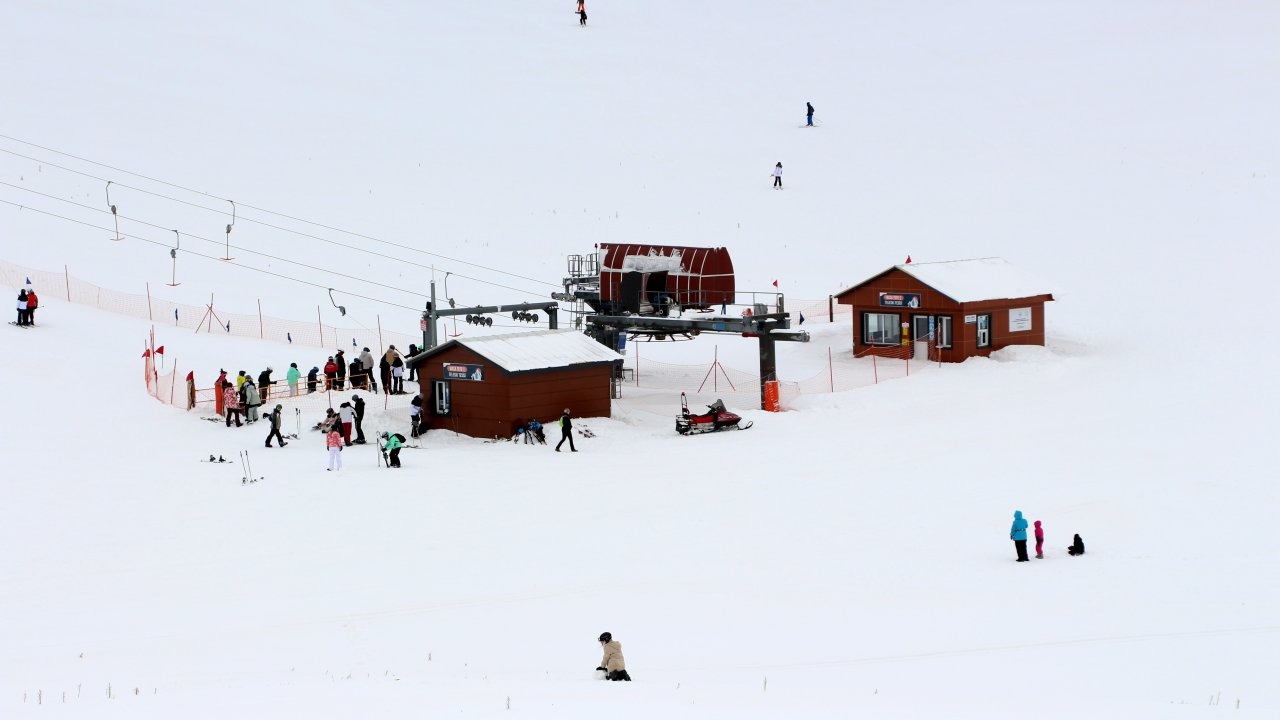 Davraz Kayak Merkezi'ne 2 haftada 100 bin ziyaretçi