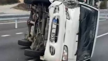 Emniyet şeridindeki araca çarptı: 2 yaralı